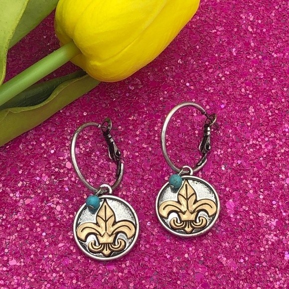 🌼 Fleur De Lis Disk Charm Hoop Earrings - Picture 1 of 2
